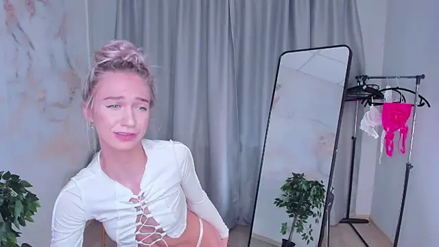 Snapshot of SerenaCrystall chatting on March 19, 2026, 12:38 pm SerenaCrystall online show from March 19, 2026, 12:38 pm