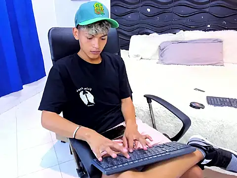 Snapshot of Sammy_Millers chatting on November 17, 2025, 5:39 pm Sammy Millers online show from November 17, 2025, 5:39 pm