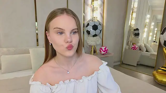 Snapshot of Lili_Lohan chatting on July 1, 2026, 5:08 am Lili Lohan online show from July 1, 2026, 5:08 am