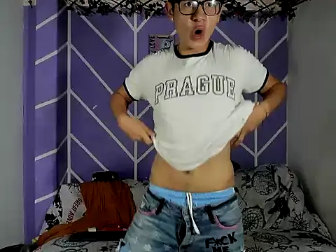 nexusboyhot online show from December 18, 2025, 2:43 pm