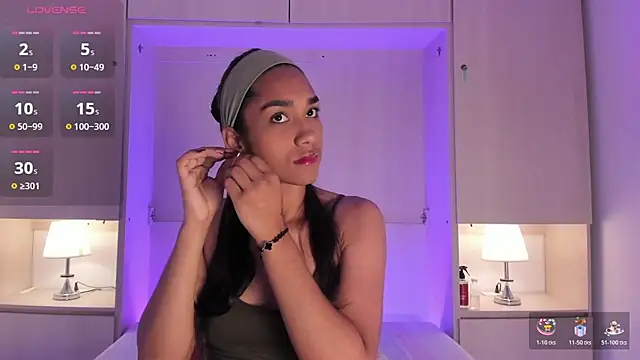 AnahiCollins online show from November 10, 2025, 11:37 am