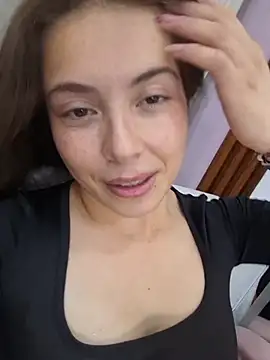 EmmaValencia  online show from April 27, 2026, 8:40 pm
