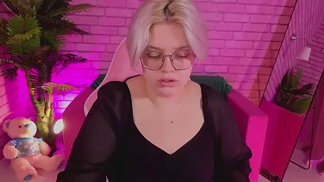 Snapshot of DominiqueSweetie chatting on December 14, 2025, 8:42 am DominiqueSweetie online show from December 14, 2025, 8:42 am