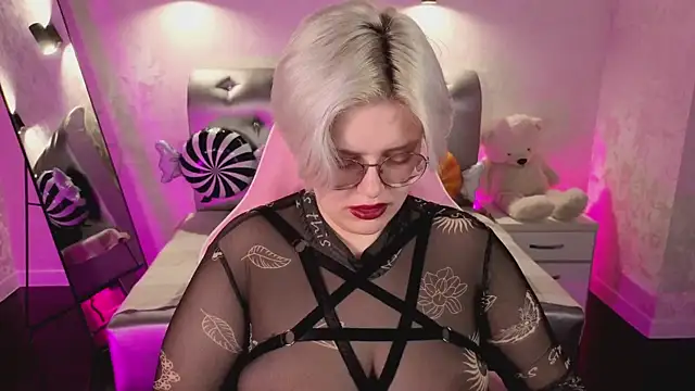 Snapshot of DominiqueSweetie chatting on October 31, 2025, 9:17 am DominiqueSweetie online show from October 31, 2025, 9:17 am