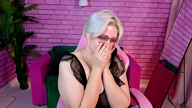 Snapshot of DominiqueSweetie chatting on October 16, 2025, 9:17 am DominiqueSweetie online show from October 16, 2025, 9:17 am