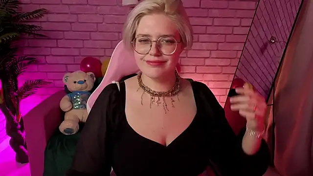 Snapshot of DominiqueSweetie chatting on November 25, 2025, 12:16 pm DominiqueSweetie online show from November 25, 2025, 12:16 pm