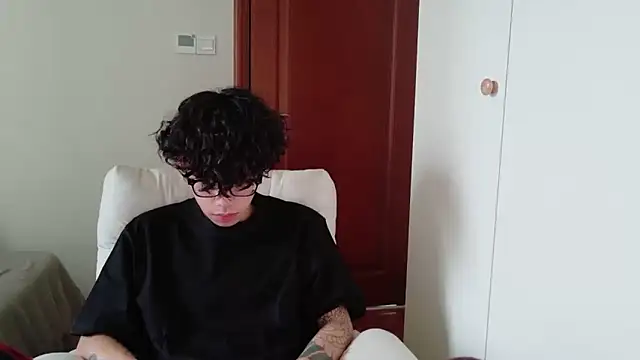 Snapshot of hangzi-0011 chatting on October 19, 2025, 6:05 am hangzi-0011 online show from October 19, 2025, 6:05 am