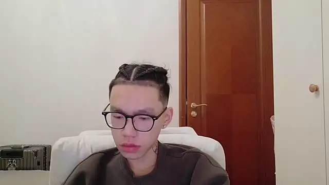 Snapshot of hangzi-0011 chatting on October 9, 2025, 9:43 am hangzi-0011 online show from October 9, 2025, 9:43 am