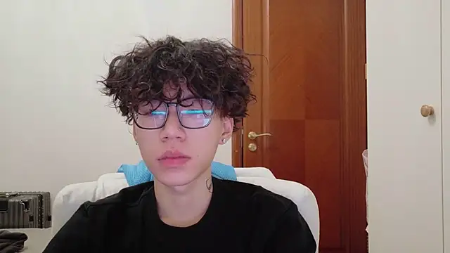 Snapshot of hangzi-0011 chatting on October 10, 2025, 11:44 am hangzi-0011 online show from October 10, 2025, 11:44 am