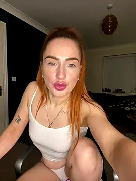 Snapshot of Cherry-L-28 chatting on November 22, 2025, 9:46 pm Cherry-L-28 online show from November 22, 2025, 9:46 pm