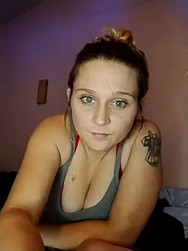 Queen2454 online show from November 3, 2025, 8:18 am