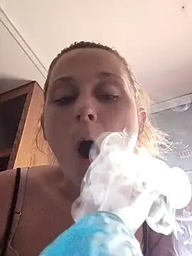 Snapshot of Queen2454 chatting on April 1, 2026, 5:10 pm Queen2454 online show from April 1, 2026, 5:10 pm