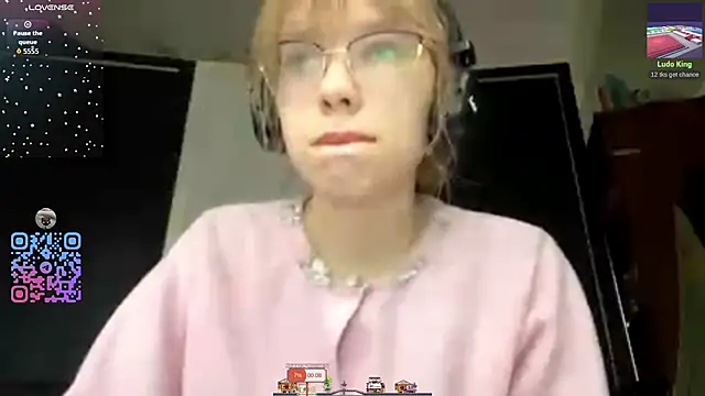 ArielleBiernacki online show from October 5, 2025, 1:24 pm