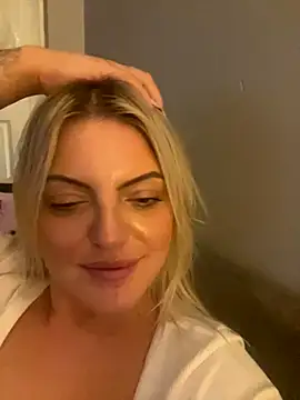 Snapshot of Diamondxoxx chatting on October 8, 2025, 9:48 pm Diamondxoxx online show from October 8, 2025, 9:48 pm