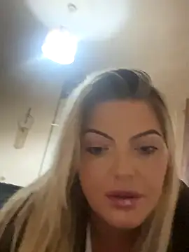 Snapshot of Diamondxoxx chatting on November 12, 2025, 12:26 am Diamondxoxx online show from November 12, 2025, 12:26 am