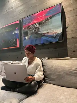 Snapshot of tia___fox chatting on November 8, 2025, 10:08 am tia fox online show from November 8, 2025, 10:08 am