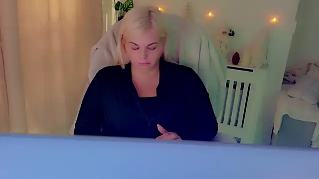 Snapshot of Siren-xiv chatting on December 5, 2025, 2:15 pm Siren-xiv online show from December 5, 2025, 2:15 pm