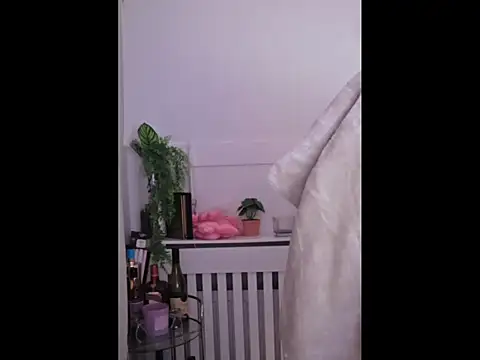 Snapshot of Siren-xiv chatting on October 15, 2025, 9:45 pm Siren-xiv online show from October 15, 2025, 9:45 pm