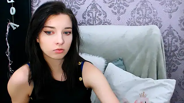 DominantLuna online show from November 13, 2025, 8:35 pm