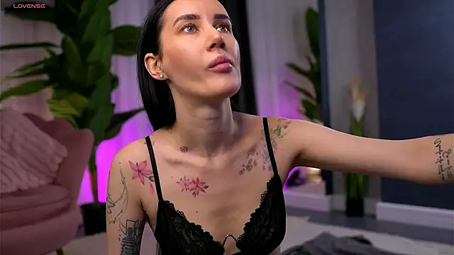 SerenaVelour online show from November 26, 2025, 11:10 am