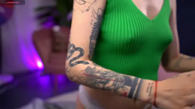 SerenaVelour online show from October 17, 2025, 10:18 am