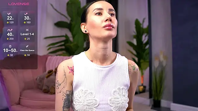 SerenaVelour online show from November 4, 2025, 11:03 am