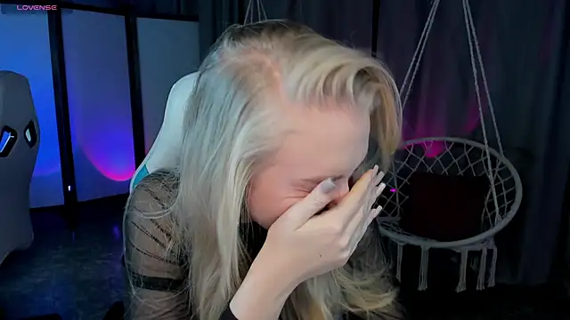 Snapshot of TessaGrays chatting on December 1, 2025, 10:27 am TessaGrays online show from December 1, 2025, 10:27 am