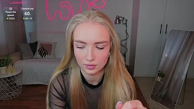 Snapshot of TessaGrays chatting on April 5, 2026, 12:01 pm TessaGrays online show from April 5, 2026, 12:01 pm