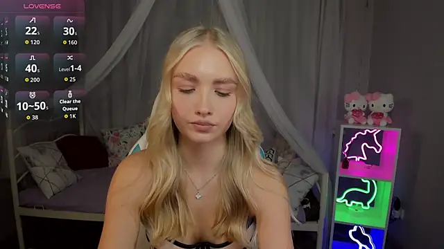 Snapshot of TessaGrays chatting on November 11, 2025, 10:32 am TessaGrays online show from November 11, 2025, 10:32 am