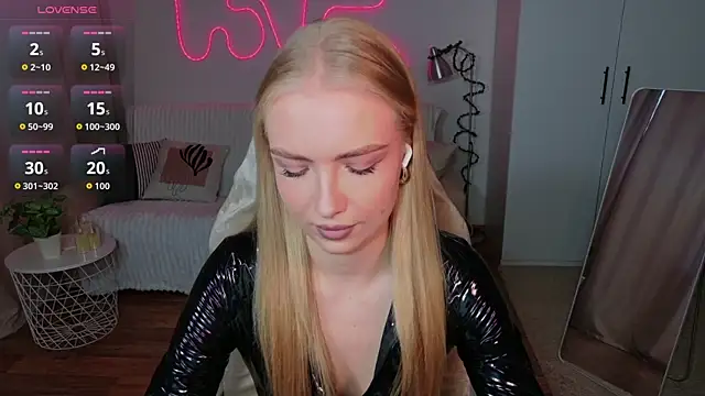 Snapshot of TessaGrays chatting on April 27, 2026, 12:03 pm TessaGrays online show from April 27, 2026, 12:03 pm