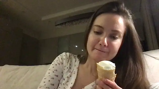 Justamanda1 online show from October 4, 2025, 5:03 pm