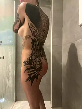 Snapshot of MiraLuna chatting on October 9, 2025, 7:42 am MiraLuna online show from October 9, 2025, 7:42 am