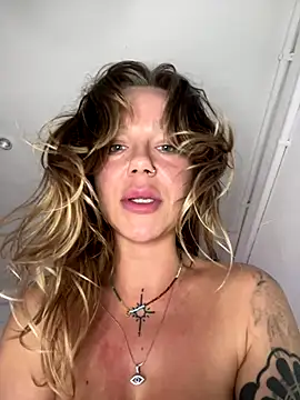 Snapshot of MiraLuna chatting on October 14, 2025, 12:28 pm MiraLuna online show from October 14, 2025, 12:28 pm