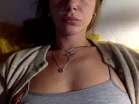 Snapshot of MiraLuna chatting on October 9, 2025, 9:26 pm MiraLuna online show from October 9, 2025, 9:26 pm