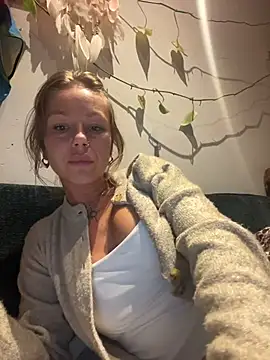 Snapshot of MiraLuna chatting on November 7, 2025, 8:46 pm MiraLuna online show from November 7, 2025, 8:46 pm