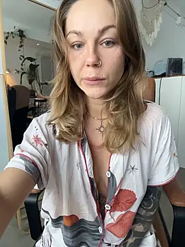 Snapshot of MiraLuna chatting on November 28, 2025, 1:22 pm MiraLuna online show from November 28, 2025, 1:22 pm