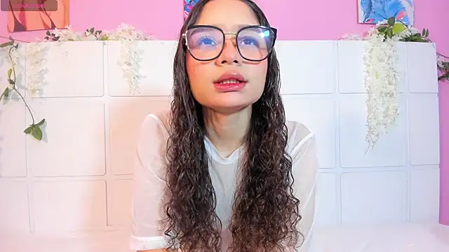 Snapshot of BrownMaia1 chatting on October 4, 2025, 12:39 pm BrownMaia1 online show from October 4, 2025, 12:39 pm