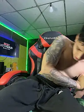 Snapshot of alessandro290 chatting on November 14, 2025, 7:28 pm alessandro290 online show from November 14, 2025, 7:28 pm