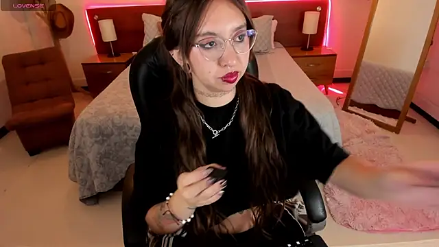 Snapshot of Scarlett__Cooper__ chatting on October 19, 2025, 12:19 pm Scarlett Cooper online show from October 19, 2025, 12:19 pm