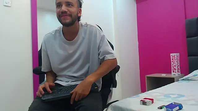 Juan FelipeX01 online show from October 12, 2025, 3:24 pm