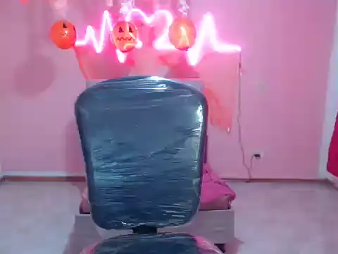 Snapshot of cristal_hills_19 chatting on October 17, 2025, 5:15 pm cristal hills 19 online show from October 17, 2025, 5:15 pm