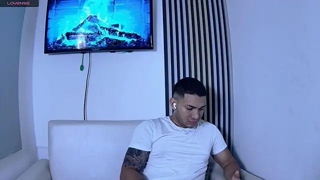 Snapshot of venedic_bull chatting on November 25, 2025, 4:24 am venedic bull online show from November 25, 2025, 4:24 am