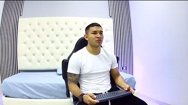 Snapshot of venedic_bull chatting on October 28, 2025, 8:19 pm venedic bull online show from October 28, 2025, 8:19 pm