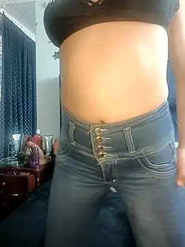 lizethavila online show from October 13, 2025, 9:49 pm