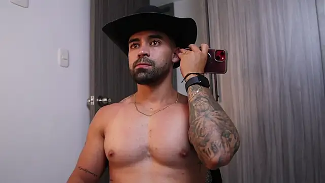 Snapshot of SOY_MIKE chatting on December 2, 2025, 8:21 pm SOY MIKE online show from December 2, 2025, 8:21 pm