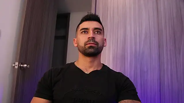 Snapshot of SOY_MIKE chatting on November 17, 2025, 11:42 pm SOY MIKE online show from November 17, 2025, 11:42 pm