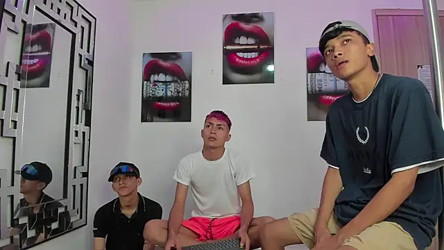 Snapshot of VERY_HOT_GUYS chatting on December 5, 2025, 1:10 pm VERY HOT GUYS online show from December 5, 2025, 1:10 pm