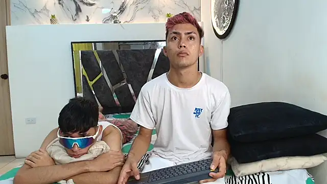 Snapshot of VERY_HOT_GUYS chatting on November 23, 2025, 1:32 pm VERY HOT GUYS online show from November 23, 2025, 1:32 pm