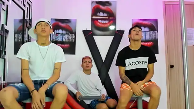 Snapshot of VERY_HOT_GUYS chatting on October 22, 2025, 1:16 am VERY HOT GUYS online show from October 22, 2025, 1:16 am