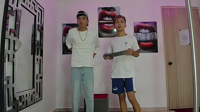 Snapshot of VERY_HOT_GUYS chatting on December 2, 2025, 1:24 pm VERY HOT GUYS online show from December 2, 2025, 1:24 pm